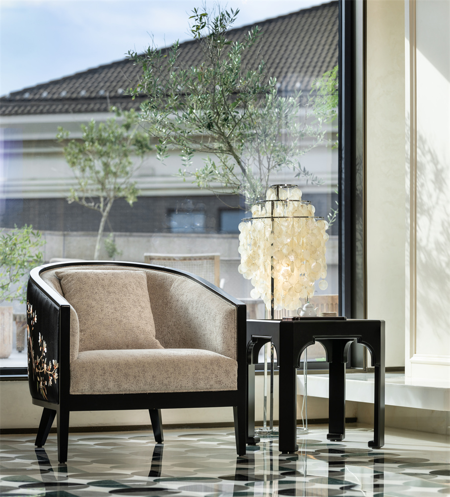 Fragrant and Vibrant Sparrow <span>Sofa</span>